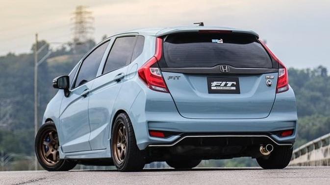 Penggunaan berbagai komponen Honda Fit di pasar Jepang juga mampu membuat Jazz tampil menonjol di jalan raya.  Mobil di atas adalah Fit yang menggunakan .  Lampu dan bumper terlihat berbeda dengan versi lokal.  (Sumber: Instagram/@ik.garage)