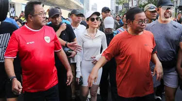 Pasangan bakal calon gubernur dan bakal calon wakil gubernur Jakarta, Pramono Anung-Rano Karno mendatangi area CFD di kawasan Bundaran HI, Jakarta Pusat,  Minggu (8/9/2024). (Liputan6.com/Herman Zakharia)