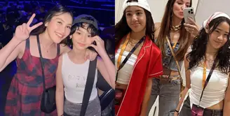 Nia Ramadhani hadir bersama putrinya. Nia tampil mengenakan setelan denim dari atasan crop dan celana cargo dan kalung emas model besar. Mikhayla tampil dengan outer merah bergaya baseball senada dengan celana pendek, dipadukan kemben putih sebagai inner dan cap putih. [@ramadhaniabakrie]