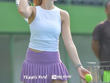 Salah satu olahraga yang kerap dilakukannya adalah tenis. Dalam salah satu unggahannya tampak ia memperlihatkan bentuk tubuhnya dalam balutan kaus oblong dipadu dengan rok pendek berwarna ungu. (Foto: Instagram/@pevpearce)