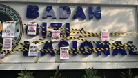 Pendemo Datangi Kantor BGN Kritik MBG, Pasang Garis Kuning di Papan Nama