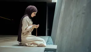 Ilustrasi Islam, muslimah berdoa. (Foto oleh Zeynep Sude  Emek: https://www.pexels.com/id-id/foto/wanita-perempuan-kaum-wanita-agama-20785719/)