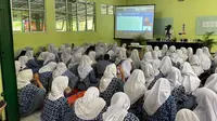 Kementerian Komunikasi dan Informatika (Kemenkominfo) RI bersama Gerakan Nasional Literasi Digital (GNLD) Siberkreasi kembali menggelar program literasi digital nasional sektor pendidikan wilayah Jawa Barat bagi siswa-siswi SMA di Bogor dengan mengusung tema: "Etika Berjejaring: Jarimu Harimaumu". (Foto: Istimewa).