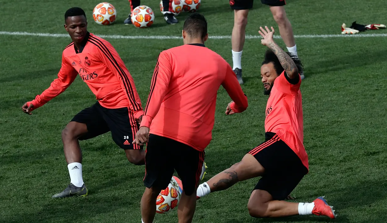 Pemain Real Madrid Marcelo (kanan) bersama rekan-rekannya berlatih di kompleks latihan Valdebebas, Madrid, Spanyol, Senin (4/3). Real Madrid sudah unggul agregat 2-1 atas Ajax Amsterdam. (AP Photo/Manu Fernandez)