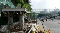 Warga melewati JPO sisi barat Polda Metro Jaya di Jalan Jenderal Sudirman, Jakarta, meski sudah ditutup dan dibongkar, Senin (23/11). Pembongkaran dilakukan karena pekerjaan konstruksi bawah tanah untuk perbaikan saluran air. (Liputan6.com/Yoppy Renato)