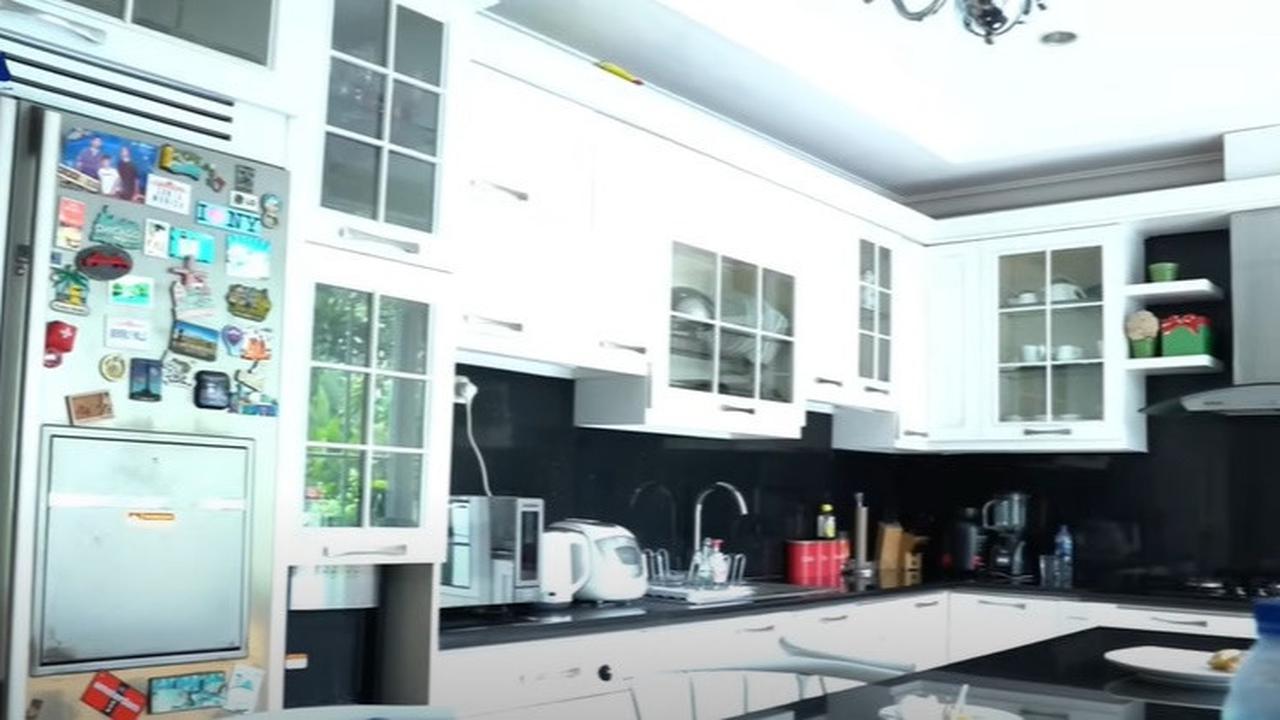 5 Potret Dapur Diah Permatasari yang Elegan dan Mewah, Desain Klasik & Semua Perabotan Tertata Apik