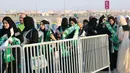 Puluhan suporter wanita klub Al-Ahli sedang antre memasuki stadion pada Saudi Pro League di King Abdullah Sports City, Jeddah, (12/1/2018). Arab Saudi untuk pertama kalinya mengizinkan wanita menonton di stadion. (AFP/STRINGER)