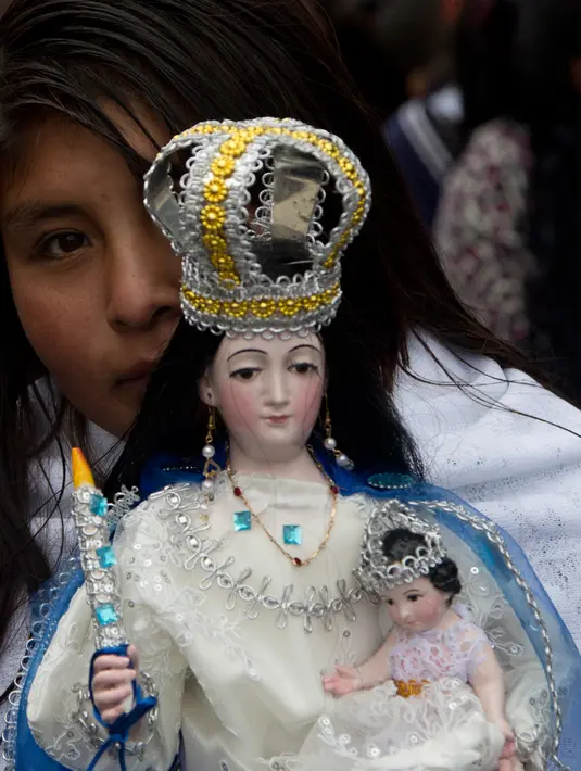 Sebuah patung menggambarkan Our Lady of Socavon dibawa saat prosesi untuk menghormati santo pelindung mereka, di Oruro, Bolivia (1/3). Seniman tersebut menggambarkan santo pelindung mengenakan celana dalam merah dan stoking hitam. (AP Photo/Juan Karita)