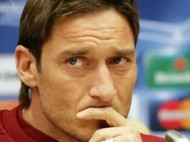Kapten AS Roma Francesco Totti di sesi konferensi pers pada 7 Maret 2011 jelang laga leg kedua baabk 16 besar Liga Champions melawan Shakhtar Donetsk. AFP PHOTO / ALEXANDER KHUDOTEPLY 