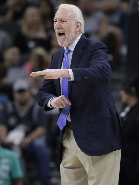 Gaya pelatih San Antonio Spurs, Gregg Popovich saat memimpin timnya melawan Charlotte Hornets pada laga NBA basketball game di AT&T Center, San Antonio, (3/11/2017) waktu setempat. San Antonio menang 108-101. (AP/Eric Gay)