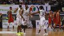 Pebasket tim Putih, Sulton, melakukan selebrasi usai mencetak poin saat melawan tim Merah pada laga IBL All Star di Britama Arena, Jakarta, Minggu (7/1/2018). Tim Putih menang 130-114 atas tim Merah. (Bola.com/M Iqbal Ichsan)