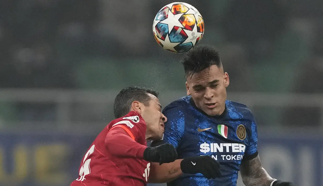 Penyerang Inter Milan Lautaro Martinez menyundul bola melewati gelandang Liverpool Thiago pada leg pertama babak 16 besar Liga Champions di Stadion Giuseppe Meazza, Milan, Kamis dini hari WIB (17/2/2022). Melawat ke markas Inter Milan,  Liverpool menang 2-0. (AP Photo/Antonio Calanni)