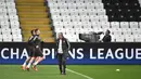 Pelatih Bayern Munchen, Jupp Heynckes melihat para pemainnya berlatih jelang menghadapi wakil Turki, Besiktas pada leg kedua babak 16 besar Liga Champions di Stadion Vodafone Park di Istanbul (13/3). (AFP Photo/Ozan Kose)