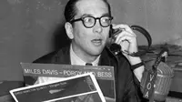 Pakar musik Jazz, Willis Conover saat siaran di studio Voice of America di Washington DC, Maret 1959. Pada masa Perang Dingin, program musik jazz menjadi konten yang paling digemari masyarakat Uni Soviet dari VOA (AP Photo via VOA)