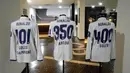 Tiga jersey Real Madrid dengan torehan rekor pribadi Cristiano Ronaldo dipajang di Museum CR 7. Museum ini terdapat di Kota Funchal, tempat Ronaldo lahir dan tunbuh besar. (Bola.com/Reza Khomaini)