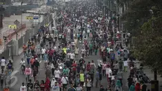 Warga memadati Car Free Day (CFD) di kawasan Bundaran HI, Jakarta, Minggu (8/5/2016). Walaupun libur panjang, warga Jakarta masih antusias melakukan aktivitas di hari bebas berkendaraan untuk berolahraga. (Liputan6.com/Faizal Fanani)