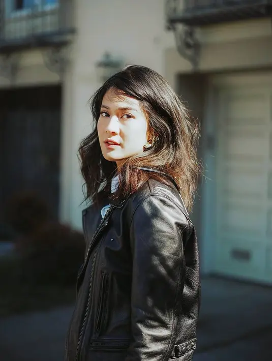 "Kebetulan pekerjaan gue juga banyak banget, jadi gue malah, 'Kok udah magrib sih', 'Kok udah mau habis lagi sih harinya', serius," tambah Dian Sastrowardoyo. (Instagram/therealdisastr)