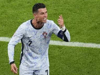 Ekspresi kesal pemain Portugal, Cristiano Ronaldo saat laga Grup F Euro 2024 melawan Georgia di Arena AufSchalke, Gelsenkirchen, Jerman, Kamis (27/06/2024) dini hari WIB. (AP Photo/Andreea Alexandru)