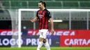 Striker AC Milan, Zlatan Ibrahimovic, berjalan keluar lapangan usai mendapat kartu merah pada laga perempat final Coppa Italia di Giuseppe Meazza, Selasa (26/1/2021). Inter Milan menang dengan skor 2-1. (Spada/LaPresse via AP)