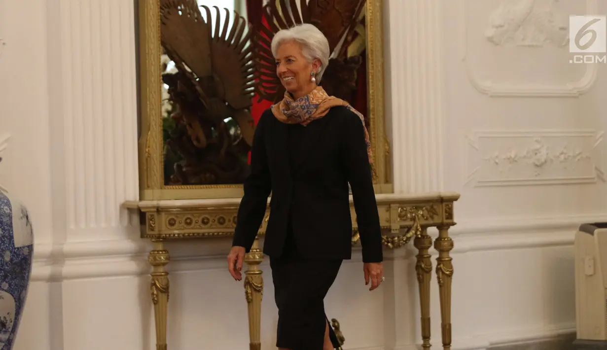 Direktur Pelaksana IMF Christine Lagarde mengunjungi Istana Merdeka, Jakarta, Senin (26/2). Lagarde menemui Presiden Jokowi untuk membahas persiapan Indonesia sebagai tuan rumah pertemuan tahunan IMF-Bank Dunia. (Liputan6.com/Angga Yuniar)