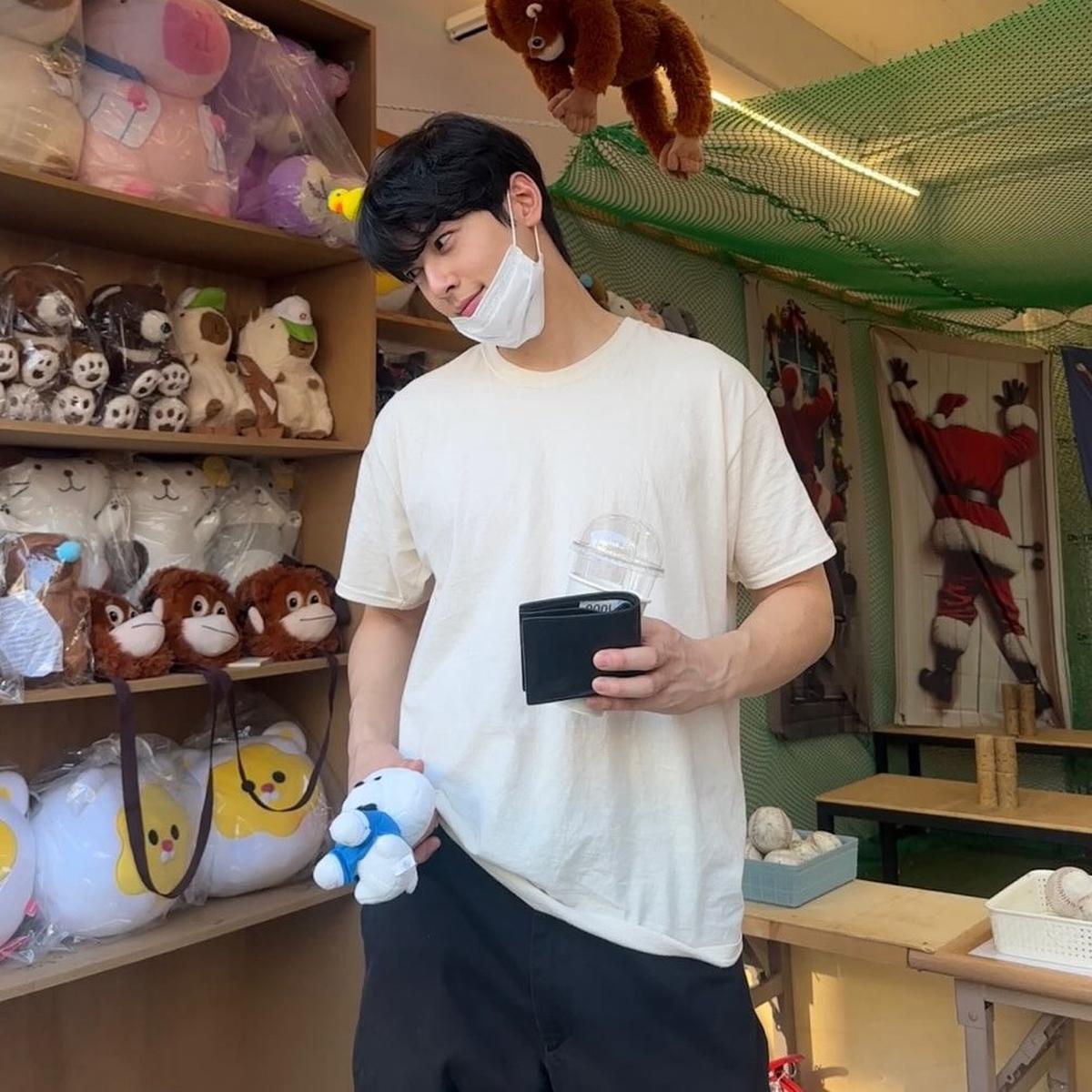 Potret Terbaru Cha Eun Woo di Area Bermain, Sumringah Sambut Musim Semi