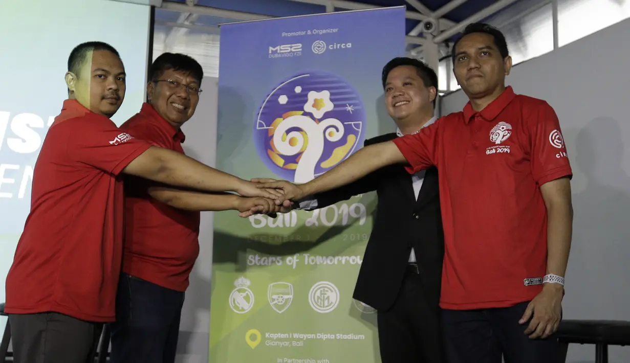 Narasumber foto bersama usai konferensi pers Turnamen U-20 International Cup 2019 di Wisma Aldiron, Jakarta, Kamis (21/11). Kompetisi ini direncanakan akan berlangsung pada 1-7 Desember 2019. (Bola.com/Yoppy Renato)