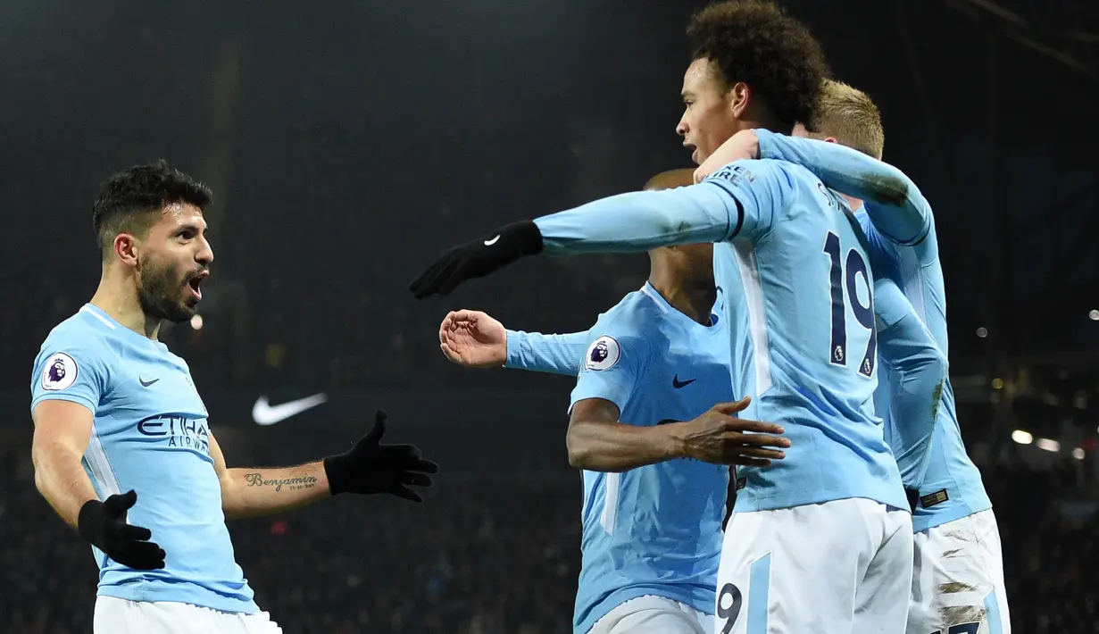 Para pemain Manchester City merayakan gol Sergio Aguero (kiri) saat melawan Newcastle United  pada laga Premier League di Etihad Stadium, Manchester, (20/1/2018). Manchester City menang 3-1. (AFP/Oli Scarff)
