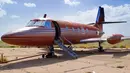 Sebuah foto tak bertanggal menampilkan jet pribadi yang pernah dimiliki oleh Elvis Presley yang berada di landasan pacu di New Mexico, AS. Pesawat pribadi ini telah terbengkalai di landasan tersebut selama 30 tahun. (GWS Auctions, Inc. via AP)