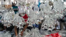 Beragam ikan cupang dijual di pasar ikan hias Parung di Bogor, Provinsi Jawa Barat, pada 5 November 2020. Pasar ikan hias Parung merupakan pasar ikan hias terbesar di Indonesia. (Xinhua/Veri Sanovri)
