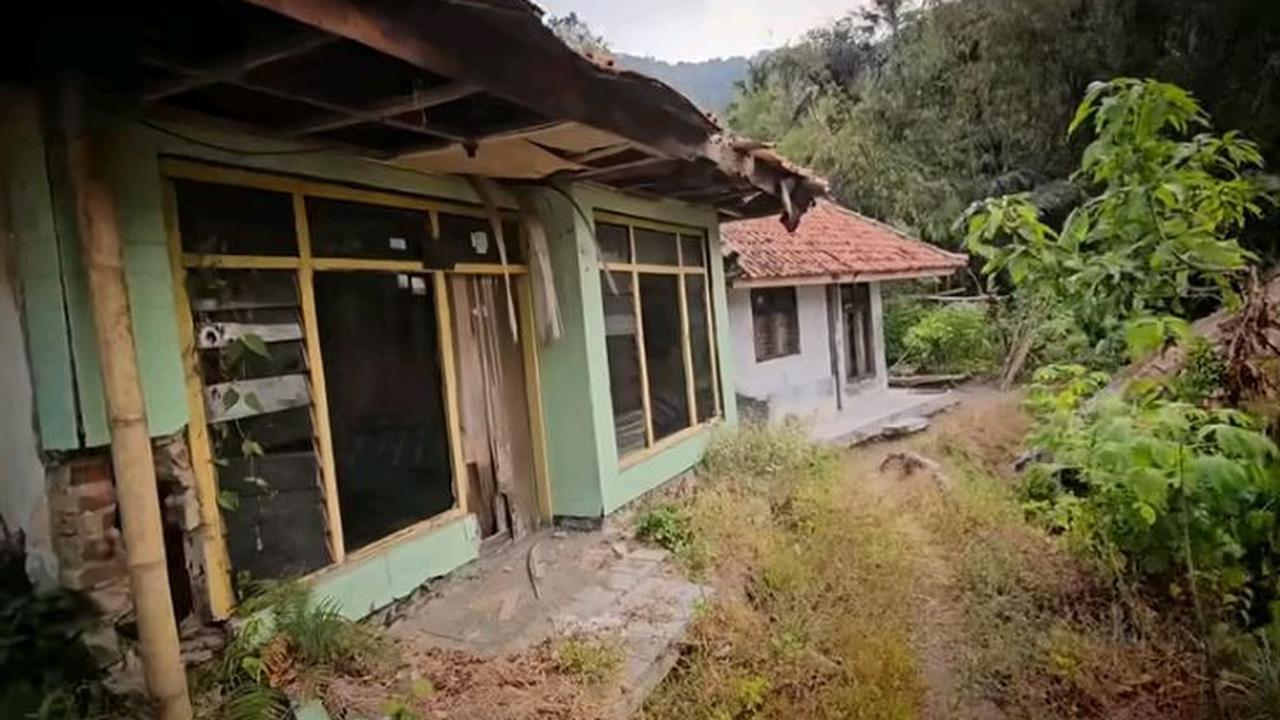 “Kalau banyak orang bertanya, kok bisa betah tinggal di sini. Sebenarnya saya bukan betah, tapi karena keterpaksaan. Bagaimanapun kalau kita mau keluar dari sini itu kan butuh biaya,”