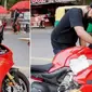 Youtuber India Goreng Telur di Ducati Panigale V4 S. (source: tangkapan layar kanal YouTube JS Films)