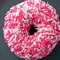 Kisah seorang remaja yang dipecat dari tempat kerjanya karena mendonasikan donat yang sudah dibuang ke tong sampah.  | pexels.com/@punttim