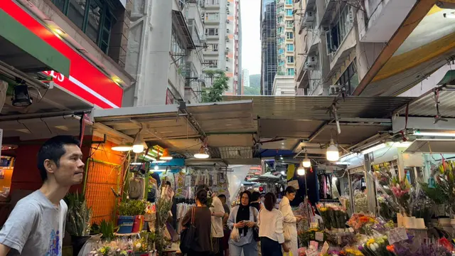 Deretan kios bunga dan pakaian tradisional yang memadati kawasan pasar di Hong Kong. (Liputan6.com/Nasrul Faiz)