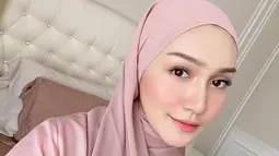 Kabar ini seketika mengejutkan netizen hingga para penggemarnya. Tak heran jika Melody Prima dan Tommy Bagus sebelumnya jauh dari gosip miring. Bahkan keduanya kini sudah dikaruniai dua orang anak yang sudah tumbuh besar.  (Liputan6.com/IG/@melodyprima).