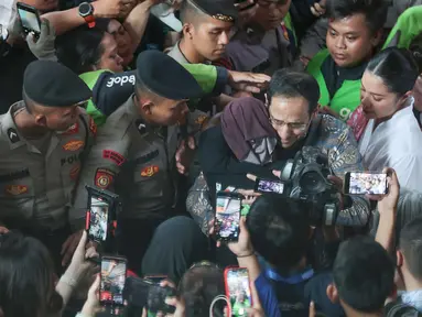 Terdakwa kasus dugaan korupsi pengadaan Chromebook di lingkungan Kemendikbudristek, Nadiem Anwar Makarim bersama pendukungnya usai sidang vonis  di Gedung Pengadilan Tipikor, Jakarta Pusat, Selasa (30/6/2026). (Kapanlagi.com/ Budy Santoso)