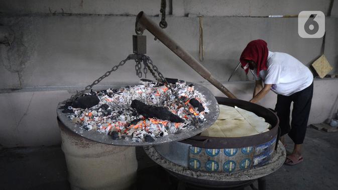 Pekerja menyelesaikan pembuatan kue bulan di Industri Rumahan Kue Bulan Putri Lauw, Pondok Sentul, Ciater, Tangerang Selatan, Selasa (10/11/2020). Pada masa pandemi sekarang, produksi kue tradisional khas Tionghoa tersebut menurun sesuai pesanan pembeli. (merdeka.com/Dwi Narwoko)
