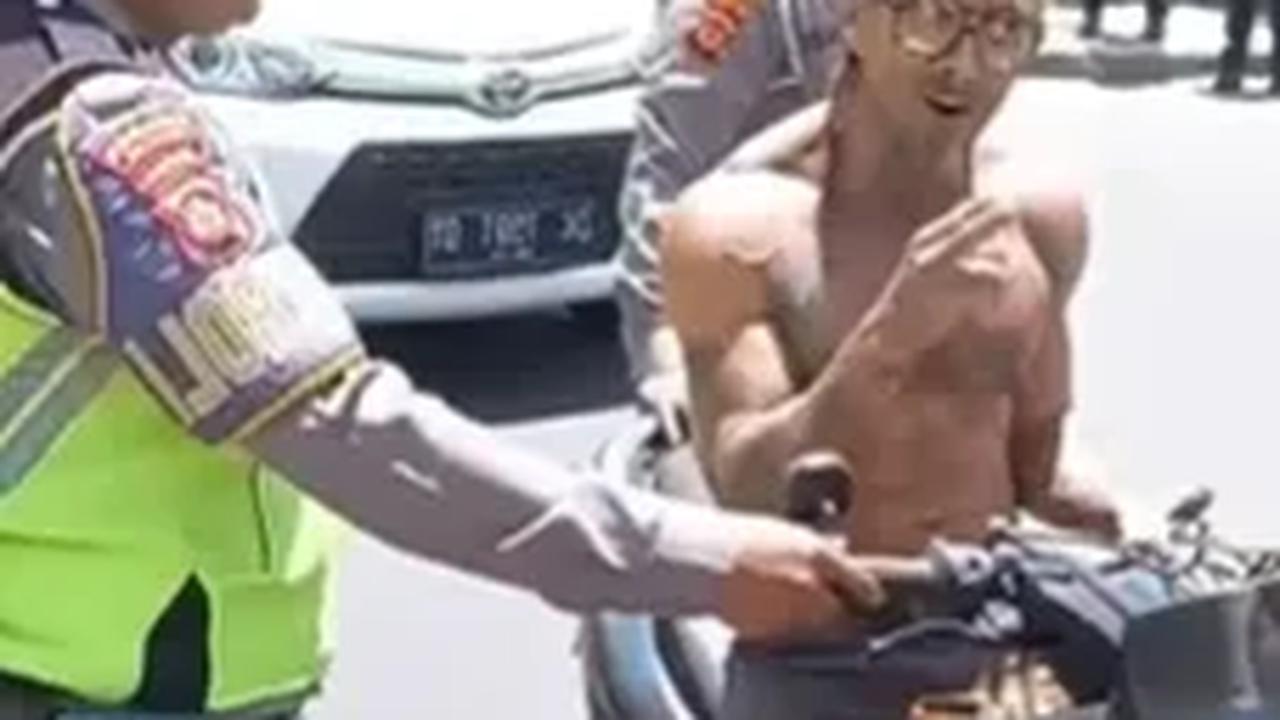 Tak Pakai Helm Pemotor Bule di Bali Debat Sengit Polisi, Singgung soal Uang & Tak Terima Pemotor Lokal Tak Disetop