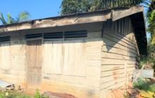 Penampakan Rumah Transmigrasi Tahun 1986 di Kalimantan Tengah yang Masih Berdiri Kokoh, Dikelilingi Pohon Besar dan Rumput Liar