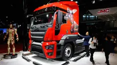 Pekerja membersihkan sebuah truk dari produsen mobil China JMC sebelum pameran Auto Shanghai 2017 di National Exhibition and Convention Center di Shanghai, China (19/4). Pameran mobil ini yang terbesar di China. (AP Photo/Ng Han Guan)
