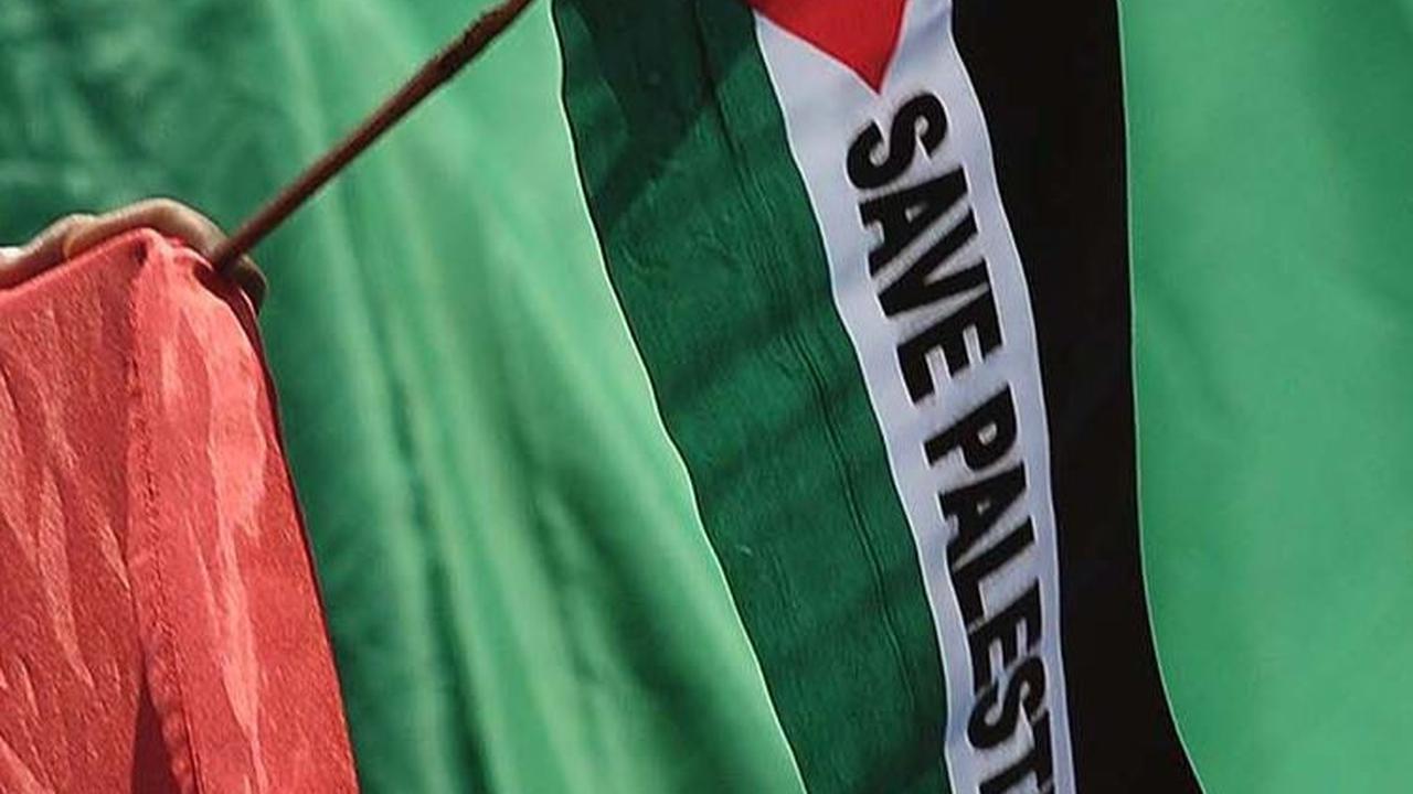 Dalam aksinya, massa mengutuk keras serangan brutal yang dilancarkan Israel ke Jalur Gaza.