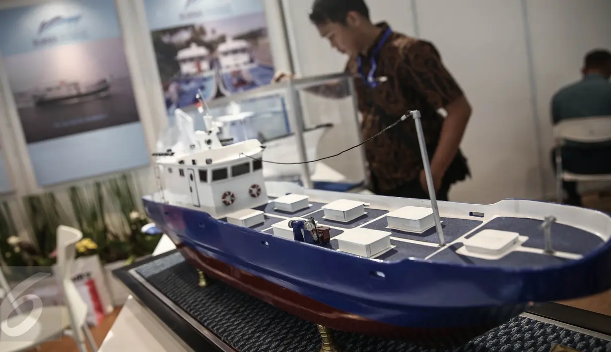 Sebuah replika kapal dalam pameran INAMARINE 2016 di JiExpo Kemayoran Jakarta, Rabu (18/5). Pameran tersebut menampilkan teknologi dan peralatan perkapalan, shipyard, offshore, pelabuhan, coating, cat, pengelasan dan logistik. (Liputan6.com/Faizal Fanani)