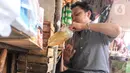 Pedagang memasukkan minyak goreng curah ke dalam kantong plastik di Pasar Kebayoran, Jakarta, Selasa (31/5/2022). Kementerian Perindustrian mencabut subsidi minyak goreng curah kepada pelaku usaha mulai Selasa (31/5/2022). (Liputan6.com/Johan Tallo)