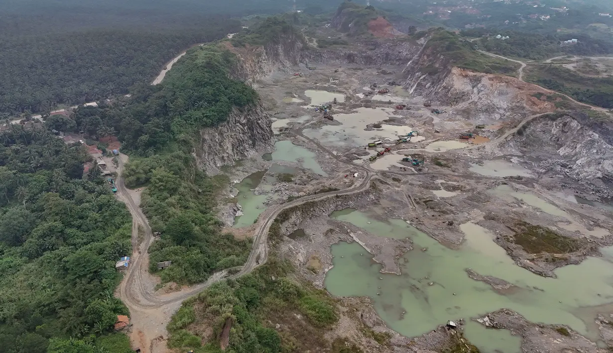 Foto udara pekerja menggunakan alat berat menambang batu di Parung Panjang, Kabupaten Bogor, Jawa Barat, Selasa (19/8/2025). (merdeka.com/Arie Basuki)