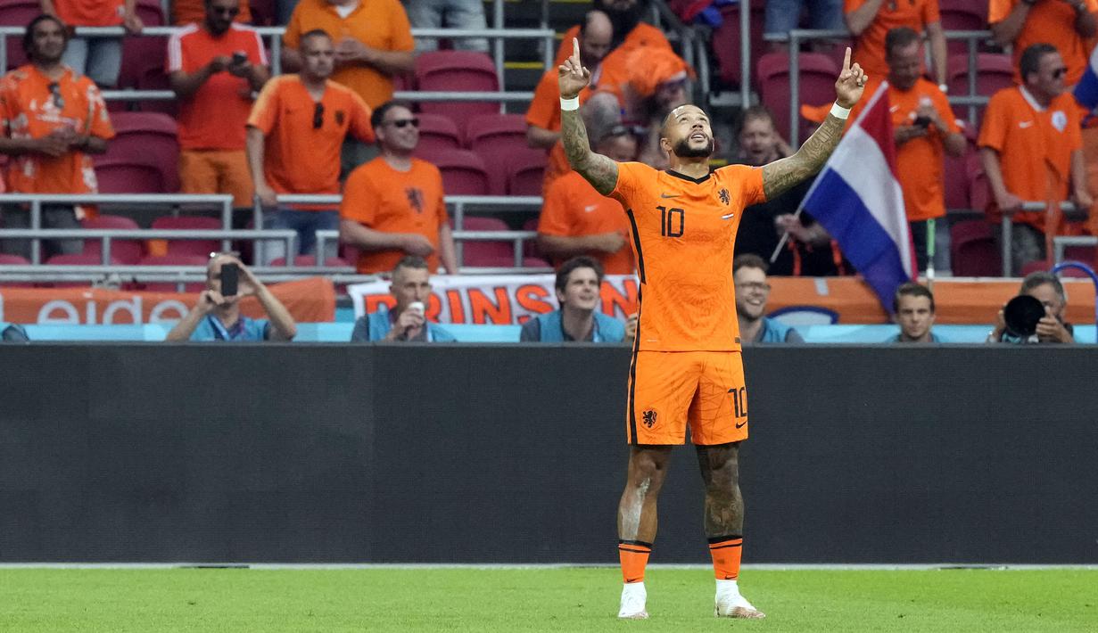Pemain berkebangsaan Belanda yang saat ini merumput bersama Barcelona, Memphis Depay menjadi salah satu pemain yang sering memakai kaos kaki pendek. Ia juga mengkombinasikan gaya berkauskakinya dengan tato yang ada di kakinya. (AFP/Peter Dejong)