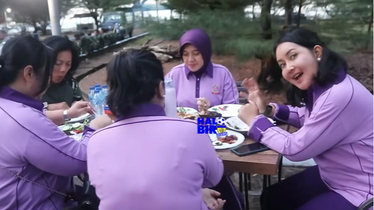 Seru Momen Letjen TNI Kunto & Istri Santap Sambal Khas Marinir di Pulau Nipa Perbatasan SingapuraSeru Momen Letjen TNI Kunto & Istri Santap Sambal Khas Marinir di Pulau Nipa Perbatasan Singapura