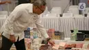 Menteri Perdagangan Zulkifli Hasan meninjau barang bukti kosmetik impor ilegal sebelum konferensi pers di Kantor BPOM, Jakarta, Senin (30/9/2024). (Liputan6.com/Herman Zakharia)
