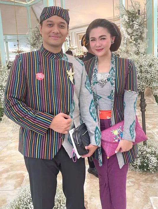 Hadir pula penyanyi Vicky Shu bersama sang suami yang kompak kenakan beskap dan kebaya jarik warna-warni. @vickyshu
