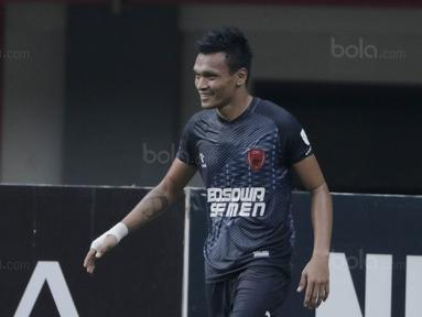Striker PSM, Ferdinand Sinaga, saat pertandingan melawan Persija pada laga Liga 1 di Stadion Patriot, Bekasi, Selasa  (15/8/2017). Persija bermain imbang 2-2 dengan PSM. (Bola.com/M Iqbal Ichsan)