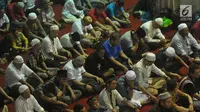 Sejumlah jemaah mendengarkan khutbah sebelum melaksanakan salat Jumat di Masjid Istiqlal, Jakarta Pusat, Jumat (23/6). Umat muslim memadati masjid Istiqlal menunaikan salat Jumat terakhir pada bulan Ramadan 1438 H. (Liputan6.com/Helmi Afandi)