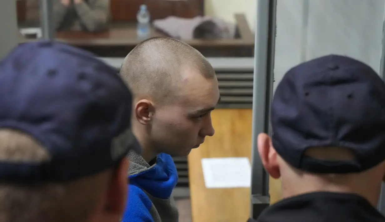 <p>Tentara Rusia, Sersan Vadim Shishimarin (21) pergi untuk istirahat setelah menjalani sidang pengadilan di Kiev, Ukraina, Rabu (18/5/2022). Tentara Rusia diadili di Ukraina atas pembunuhan seorang warga sipil tak bersenjata dalam kasus kejahatan perang pertama yang diajukan Kiev ke pengadilan sejak berlangsung invasi Rusia tiga bulan lalu. (AP Photo/Efrem Lukatsky)</p>
